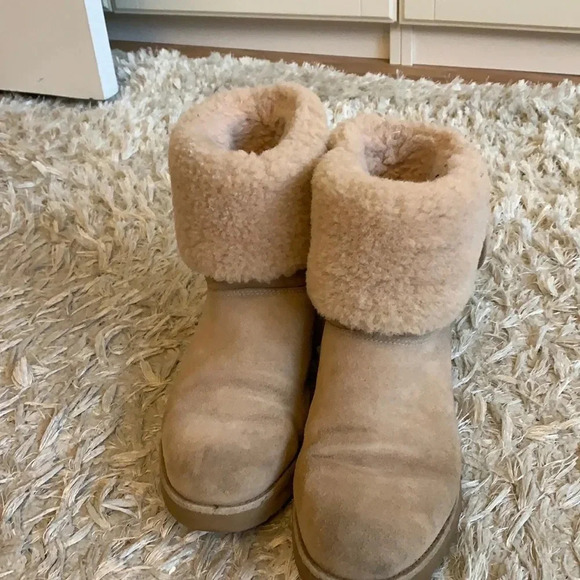 - Uggs Amie light creamy beige only worn for one season. - Picture 1 of 7